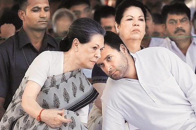 সোনিয়া গান্ধী ও তাঁর ছেলে রাহুল গান্ধী। ছবি: রয়টার্স