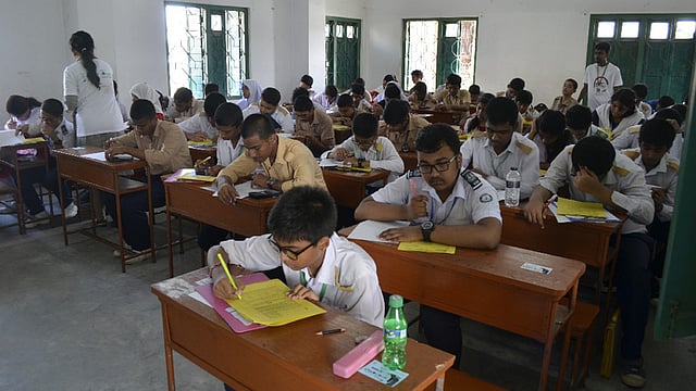 খুলনায় জুনিয়র সায়েন্স অলিম্পিয়াডে অংশগ্রহণকারীরা। ছবি: সংগৃহীত