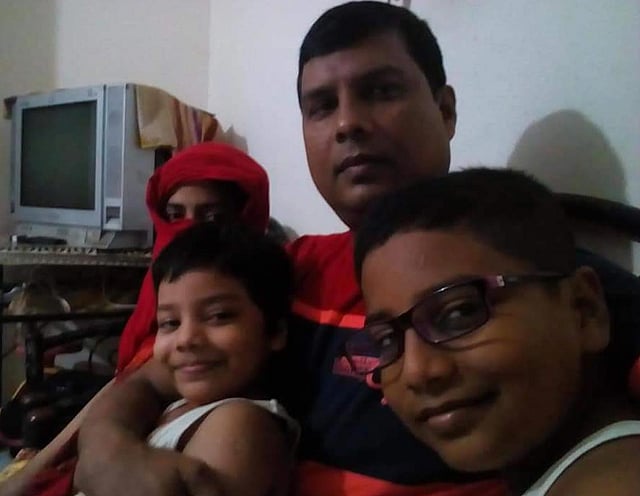 বাবা-মা ও বোনের সঙ্গে রাইয়ান। ছবি: সংগৃহীত