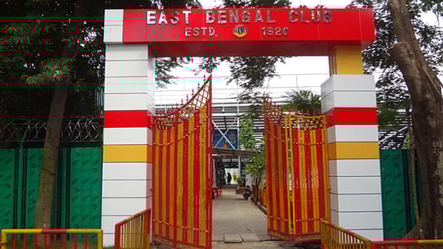 ইস্ট বেঙ্গল ক্লাবের গেট। সোনালি অতীত নিয়ে শতবর্ষে পা রেখেছে ক্লাবটি। ছবি: ফেসবুক