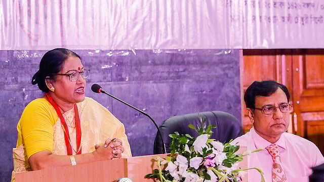 ‘ফিরোজা বেগম স্মৃতি স্বর্ণপদক’ পেয়ে অনুভূতি জানাচ্ছেন ফরিদা পারভিন। ছবি: প্রথম আলো