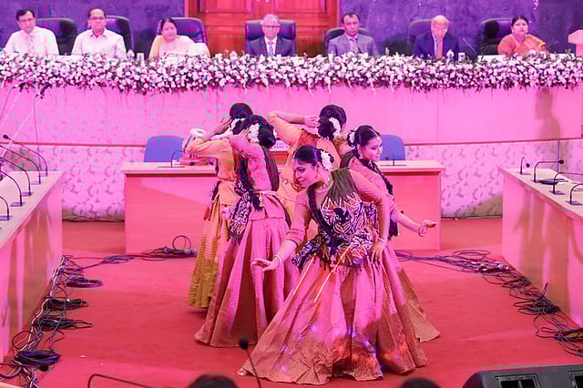 অনুষ্ঠানে গানের সঙ্গে ছিল নৃত্য পরিবেশনাও। ছবি: প্রথম আলো