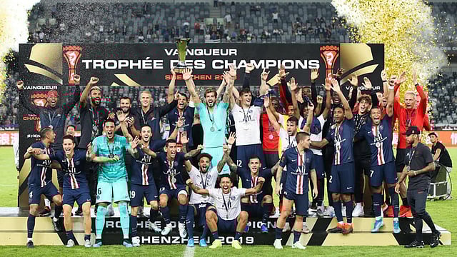 ট্রফি জয়ের পর পিএসজি, খুঁজে পাচ্ছেন নেইমারকে? ছবি: টুইটার