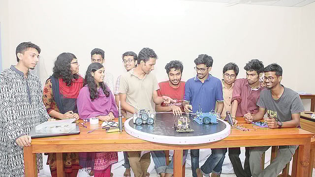 ঢাকা বিশ্ববিদ্যালয়ের রোবটিকস অ্যান্ড মেকাট্রনিকস ইঞ্জিনিয়ারিং বিভাগের শিক্ষার্থীরা। ছবি: স্বপ্ন নিয়ে