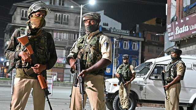 শ্রীনগরে ১৪৪ ধারা জারি রয়েছে। পরিস্থিতি থমথমে। ছবি: এএফপি