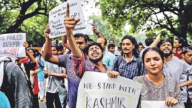 ভারতনিয়ন্ত্রিত কাশ্মীরের বিশেষ মর্যাদা বাতিলের পর বিক্ষোভ। গতকাল নয়াদিল্লিতে। ছবি: রয়টার্স