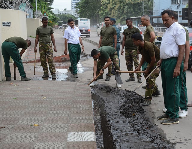 ডেঙ্গু রোগ প্রতিরোধে বুধবার ঢাকা সেনানিবাসে পরিচ্ছন্নতা কার্যক্রম। ছবি: আইএসপিআর