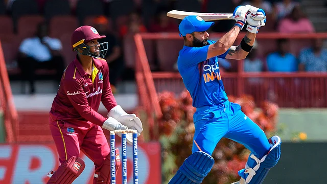 ওয়েস্ট ইন্ডিজকে হোয়াইটওয়াশ করার পথে ফিফটি তুলে নেন বিরাট কোহলি। ছবি: এএফপি