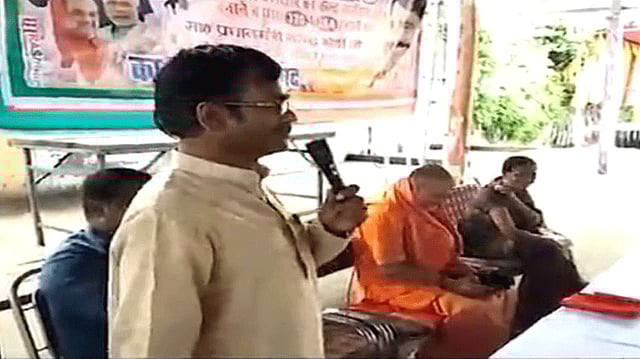 কাশ্মীরের বিশেষ মর্যাদা প্রত্যাহার উদযাপনের অনুষ্ঠানে উত্তর প্রদেশের মোজফফরনগরের বিজেপির বিধায়ক বিক্রম সাইনি কাশ্মীরি মেয়েকে বিয়ের আহ্বান জানান। ছবি: টুইটার