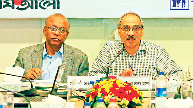 গোলটেবিল বৈঠকে বক্তব্য দেন স্বাস্থ্য অধিদপ্তরের অতিরিক্ত মহাপরিচালক এ এইচ এম এনায়েত হোসেন। পাশে সোশ্যাল মার্কেটিং কোম্পানির ব্যবস্থাপনা পরিচালক মো. আলী রেজা খান। গতকাল কারওয়ান বাজারে প্রথম আলো কার্যালয়ে। ছবি: প্রথম আলো