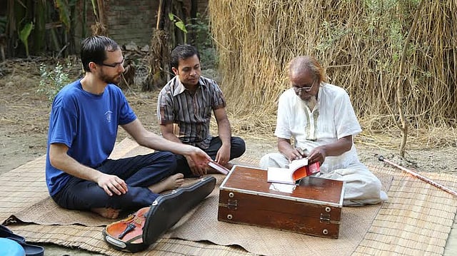 আবদুল গফুর হালীর সঙ্গে যুক্তরাষ্ট্রের এমোরি বিশ্ববিদ্যালয়ের ভিজিটিং প্রফেসর বেঞ্জামিন ক্রাকাউর ও লোকগবেষক নাসির উদ্দিন হায়দার