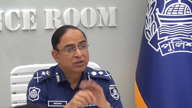 দেশে ডেঙ্গু পরিস্থিতি বিবেচনায় রেখে গত সোমবার বিকেলে আইজিপি সব মেট্রোপলিটন কমিশনার, রেঞ্জ ডিআইজি ও পুলিশ সুপারের সঙ্গে এক জরুরি ভিডিও কনফারেন্স করেন। ছবি: প্রথম আলো