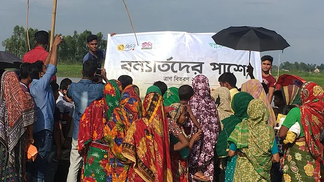 মুক্ত আসরের উদ্যোগে কুড়িগ্রামের উলিপুরের বজরা ইউনিয়নের বীর রহিমের চর ও খামাদামার চরে ২০০টি পরিবারের ত্রাণ সহায়তা দেওয়া হয়।