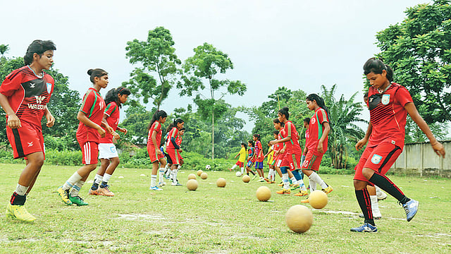 অনুশীলনে ব্যস্ত রংপুরের পালিচড়ার ফুটবল-কন্যারা। ছবিটি সম্প্রতি তোলা। মঈনুল ইসলাম