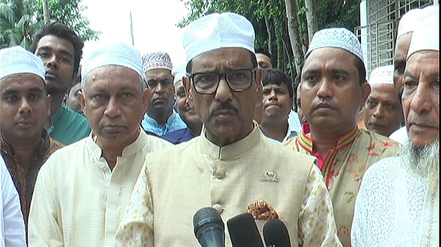 নোয়াখালীতে ঈদের নামাজের পর স্থানীয় গণমাধ্যম কর্মীদের সঙ্গে কথা বলেন আওয়ামী লীগের সাধারণ সম্পাদক ওবায়দুল কাদের। ছবি: প্রথম আলো