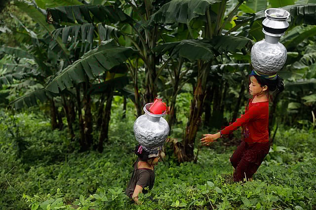 মাথায় ঝরনার পানি নিয়ে উঠছে তারা। দুর্গম পথে একজন বাড়িয়ে দিয়েছে সাহায্যের হাত