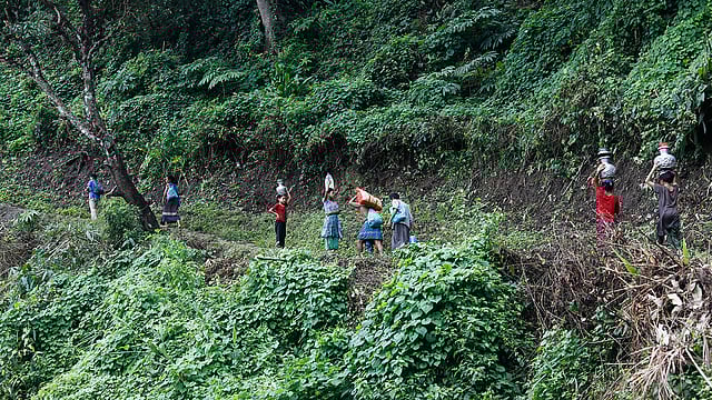 সাজেকের হেলিপ্যাড থেকে প্রায় ৪০ মিনিট ট্রেকিং করে কংলাকপাড়ায় যাওয়া যায়।