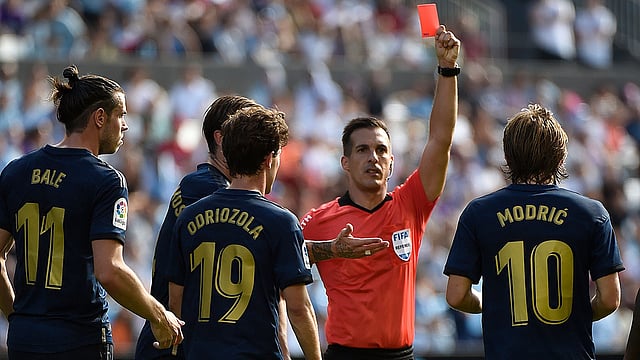 লাল কার্ড দেখেছেন মদরিচ। ছবি: এএফপি