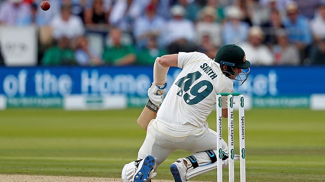 মাথায় বল লাগছে স্মিথের। ছবি: এএফপি