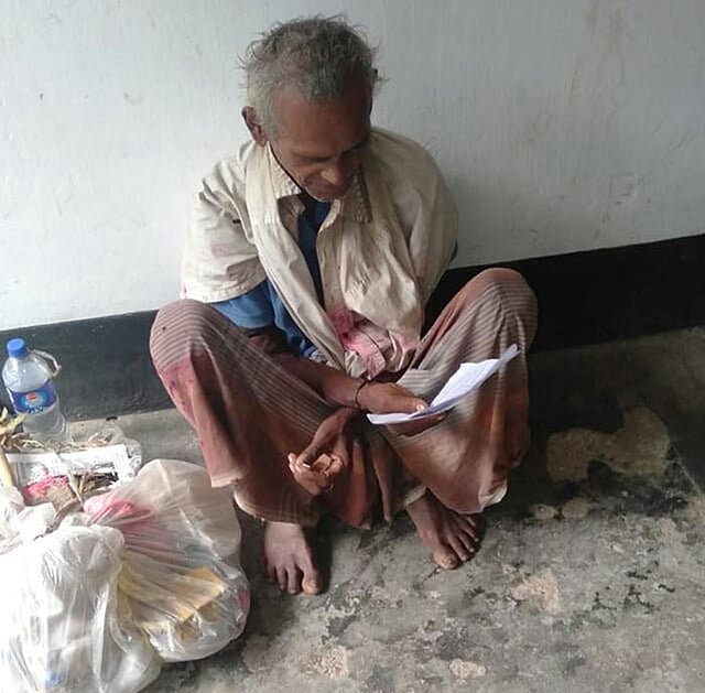 রাজশাহীর বাগমারা থানা-পুলিশের হেফাজতে থাকা মানসিক প্রতিবন্ধী। আজ শনিবার সকালে বাগমারা থানায় তোলা। ছবি: প্রথম আলো।