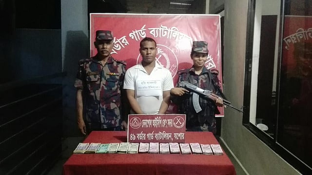 যশোরের বেনাপোলে বিপুল ভারতীয় ও বাংলাদেশি মুদ্রাসহ হুন্ডি পাচারকারীকে আটক করেছে বিজিবি। ছবি: মাসুদ আলম।