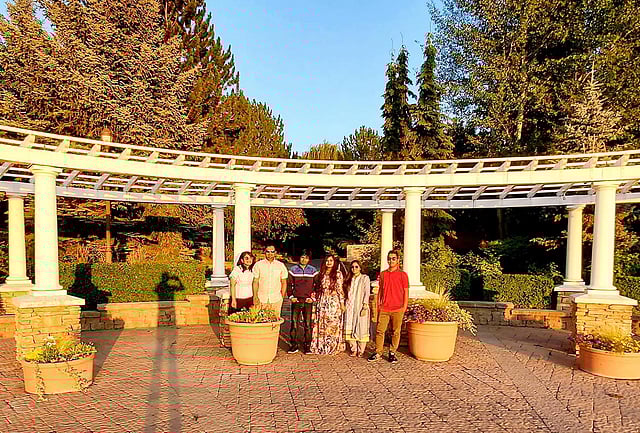 লেখিকা ও তাঁর ভ্রমণসঙ্গীরা