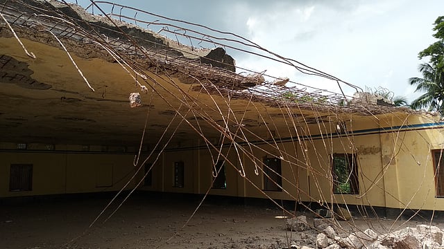 ভেঙে ফেলা হচ্ছে ১৮৭৮ সালে প্রতিষ্ঠিত বাগেরহাটের বহুমুখী কলেজিয়েট স্কুলের পুরোনো দ্বিতল ভবন