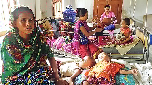 দীঘিনালা উপজেলা স্বাস্থ্যকেন্দ্রে ভর্তি নিউমোনিয়ায় আক্রান্ত শিশুরা। গতকাল দুপুরে। পলাশ বড়ুয়া