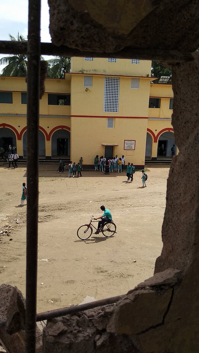 ভাঙা অংশ দিয়ে দেখা স্কুল