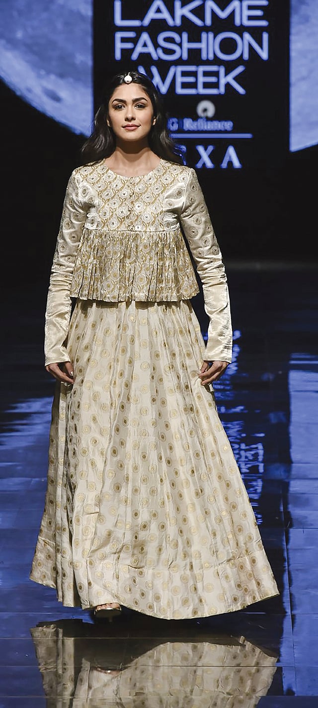 ল্যাকমের মঞ্চে ঝড় তুললেন ভারতীয় অভিনেত্রী ম্রুনাল ঠাকুর