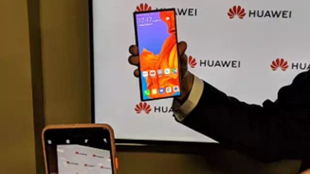 হুয়াওয়ের অ্যান্ড্রয়েডচালিত ফোন।