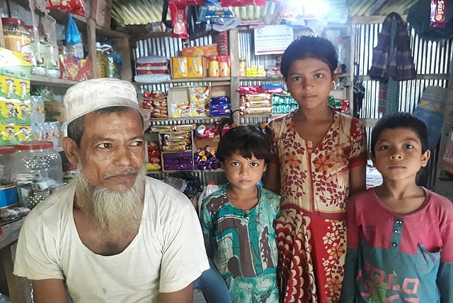 দুই বছর আগে রোহিঙ্গা শিবিরে লিজ নেওয়া ৬০ শতক জায়গা বেহাত হয়ে গেছে বলে জানান নূরুল হোছেইন। ছবি: সাবরিনা ইয়াসমীন