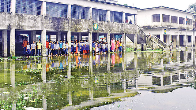 এসএমআই একাডেমি সরকারি প্রাথমিক বিদ্যালয়ের জলাবদ্ধ ভবন। সম্প্রতি বগুড়ার সান্তাহার পৌরসভায়। ছবি: প্রথম আলো