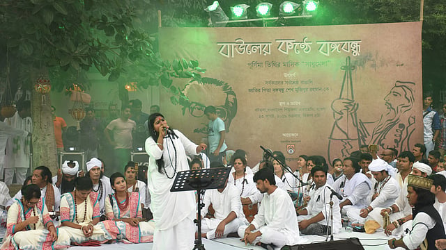 শিল্পকলা একাডেমি প্রাঙ্গণে বাউল গান পরিবেশন করছেন শিল্পী। ছবি: প্রথম আলো