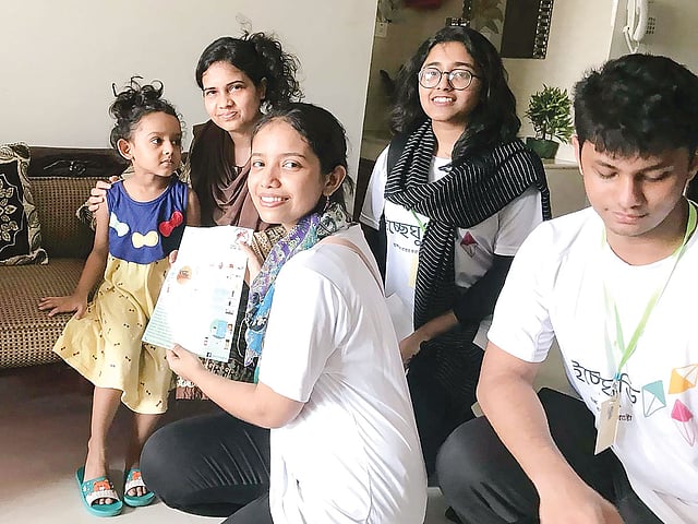 বাড়ি বাড়ি গিয়ে ডেঙ্গু বিষয়ে সচেতনতা গড়ে তোলার জন্য কাজ করছে সানিডেইল স্কুলের এই শিক্ষার্থীরা। ছবি: সংগৃহীত