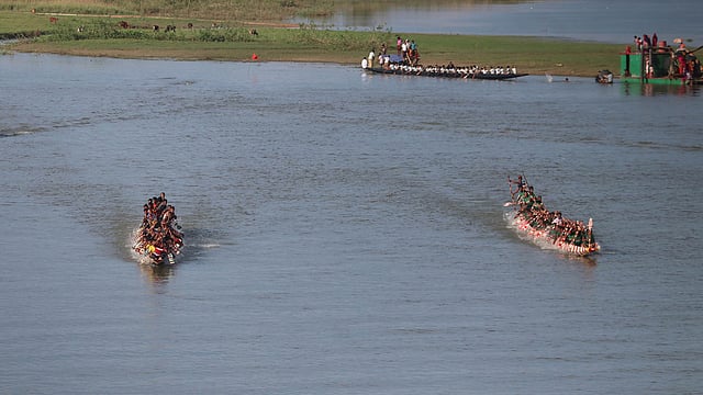 নৌকাবাইচ শুরুর আগে ঝালিয়ে নেওয়া।