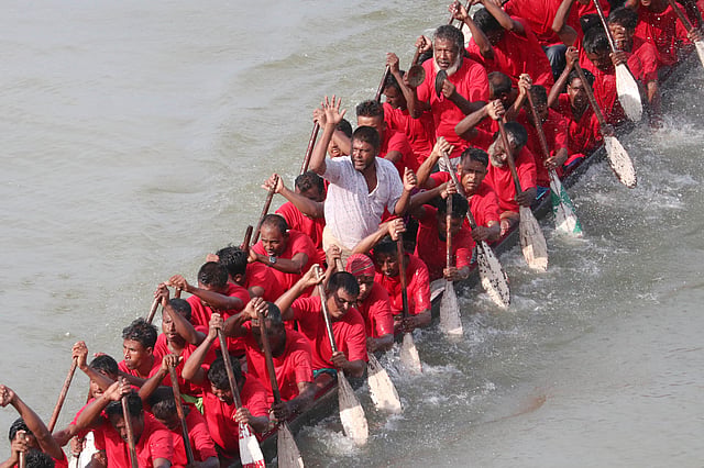 তালে তাল মিলিয়ে নৌকা চালানো।