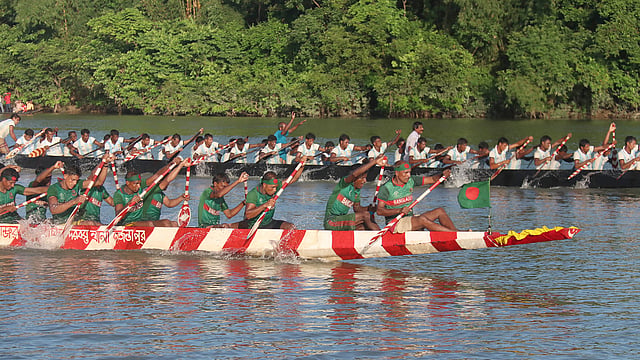 এই নৌকাটিই সামনের সারিতে।