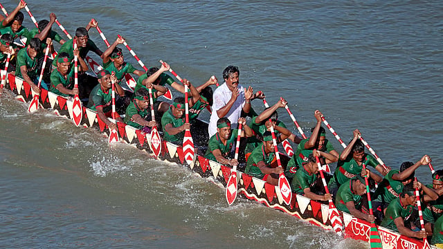 উৎসাহ বাড়াতে নৌকাবাইচের সঙ্গে গানও হয়।