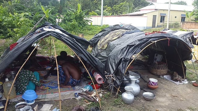 কোনো কোনো বেদে তাঁবুর নিচে বসবাস করেন। ছবি: সংগৃহীত