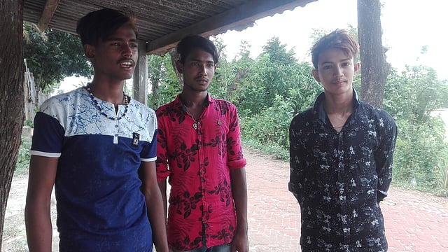 বেদেপল্লির তিন কিশোর। ছবি: প্রথম আলো