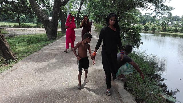 গন্তব্যে ছুটছে বেদে নারী ও শিশু। ছবি: প্রথম আলো