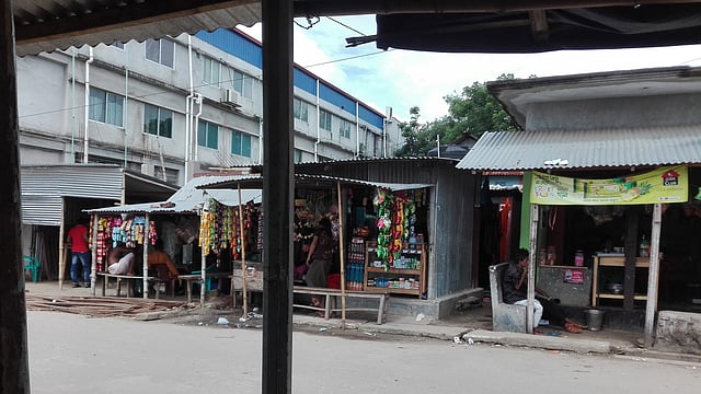 বিভিন্ন দোকান দিয়ে অর্থ উপার্জন করছেন বেদেরা। ছবি: তৌহিদুল ইসলাম