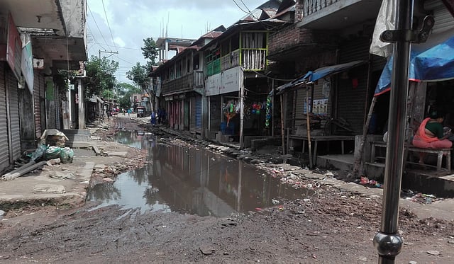 এমন দোতলা ও টিন শেড বাসায় থাকেন বেদেরা। ছবি: তৌহিদুল ইসলাম