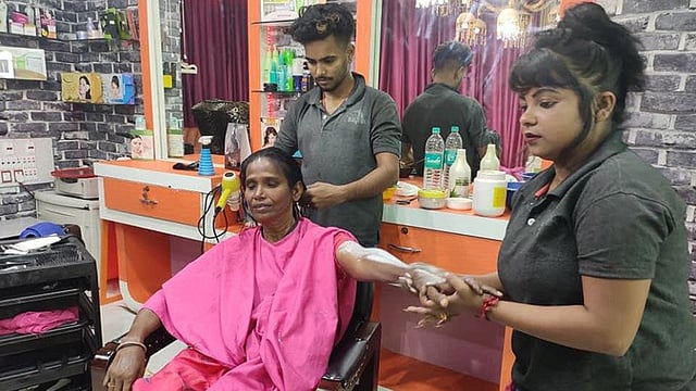 পারলারে চলছে রানু মণ্ডলকে বদলে দেওয়ার পালা