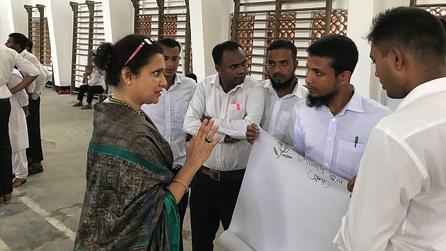 শিক্ষার্থীদের প্রতিবন্ধিতাবিষয়ক খেলাধুলার বিষয়ে অবহিত করা হচ্ছে