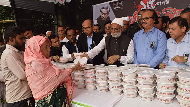 রাজউক কর্মচারী শ্রমিক লীগের উদ্যোগে খাবার বিতরণ করছেন গণপূর্ত মন্ত্রী শ ম রেজাউল করিম। রাজউক অডিটোরিয়াম, ঢাকা, ২৮ আগস্ট। ছবি: প্রেস বিজ্ঞপ্তি