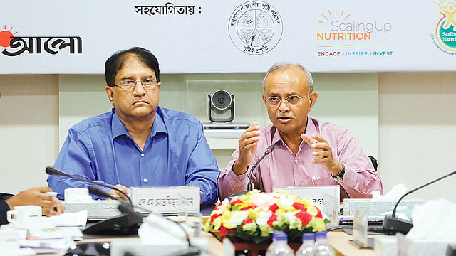 গোলটেবিল বৈঠকে বক্তব্য দেন বাংলাদেশ জাতীয় পুষ্টি পরিষদের মহাপরিচালক মো. শাহ নেওয়াজ। পাশে জাতীয় পুষ্টি সেবার লাইন ডিরেক্টর এস এম মোস্তাফিজুর রহমান। ছবি: প্রথম আলো