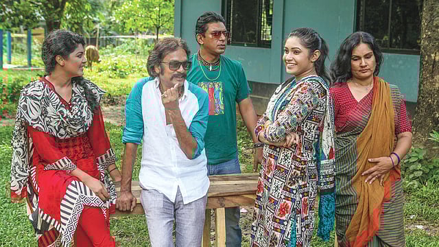 ভাদুনে শুটিং বাড়িতে ব্যস্ত তারকা ও কুশলীরা