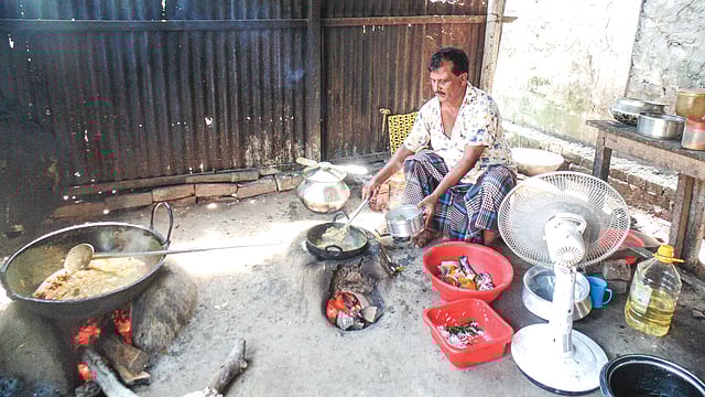 আবদুর রাজ্জাকের চুলায় তৈরি হচ্ছে মোশাররফ করিমের পছন্দের খাবার